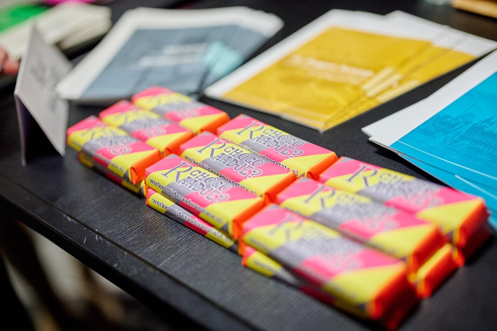 Kandidaten werden gelokt met leuke goodies en kleurrijke stands