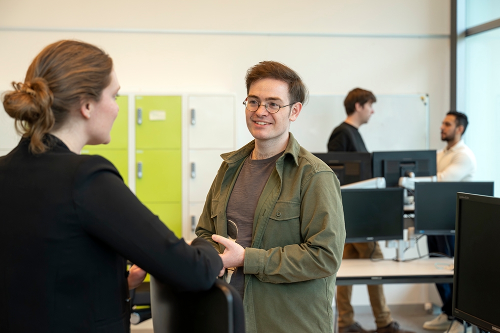 Wesley Aslangoglou senior developer bij de Belastingdienst aan het werk