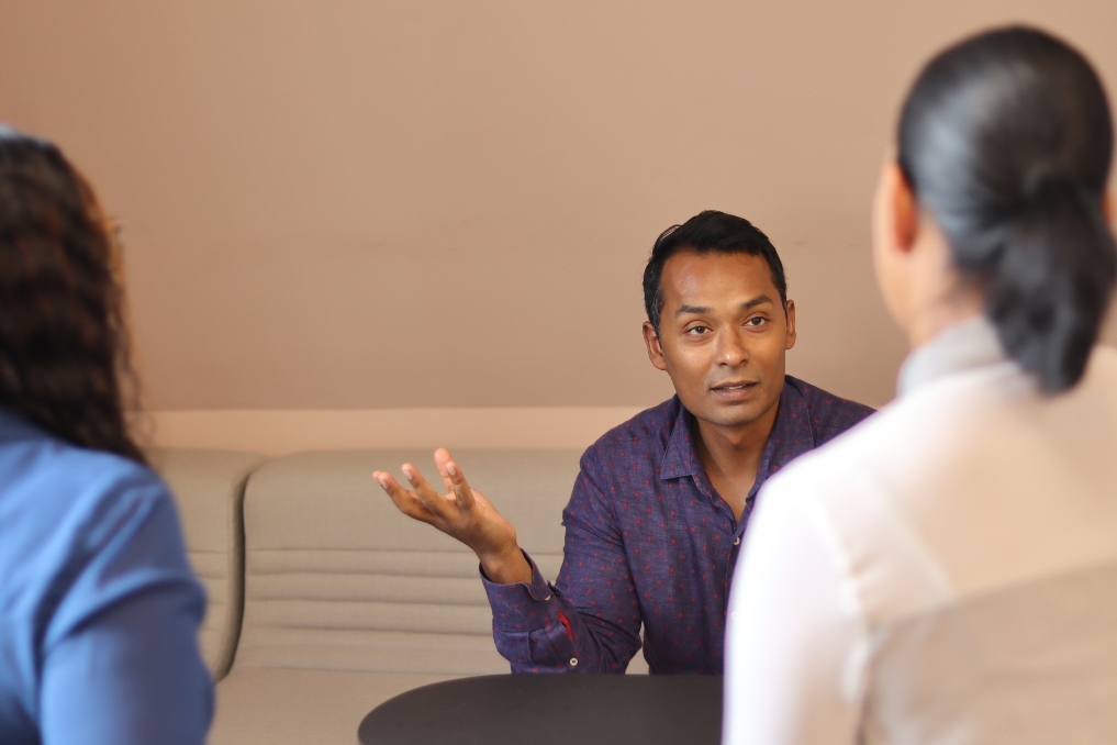 Werken vanuit Bonaire collega Maikel aan het werk met collega's voor P-Direkt