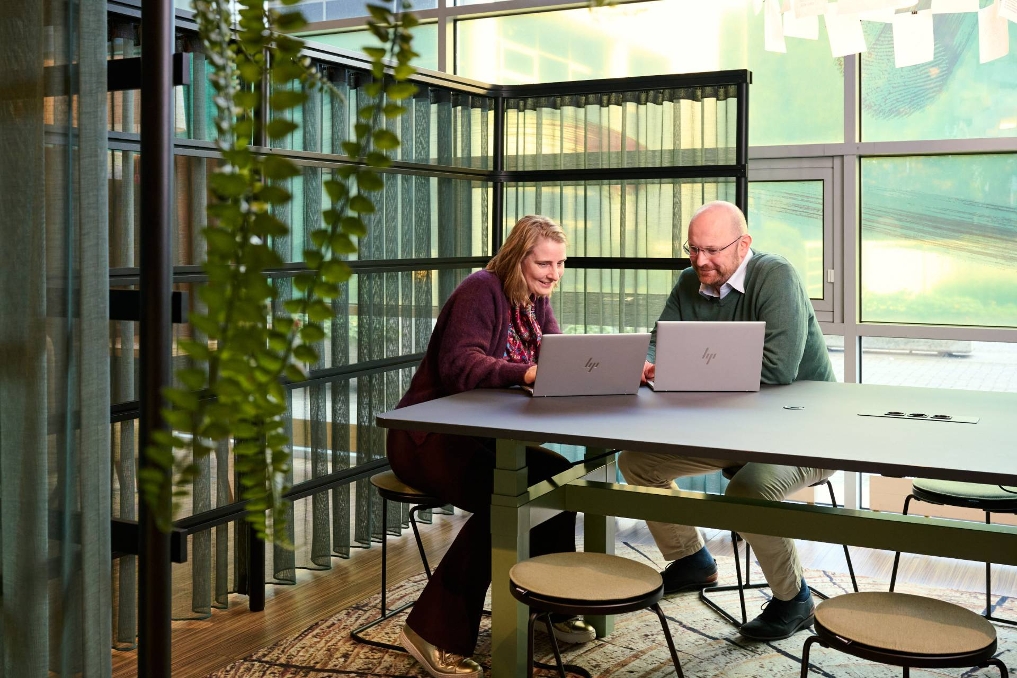 Sandra en Jeroen, allebei architect bij Rijksorganisatie ODI, aan het werk