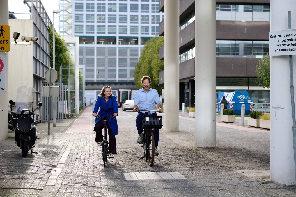 Sandra en Wietze, allebei werkzaam bij Rijksorganisatie ODI fietsen na het werk naar huis