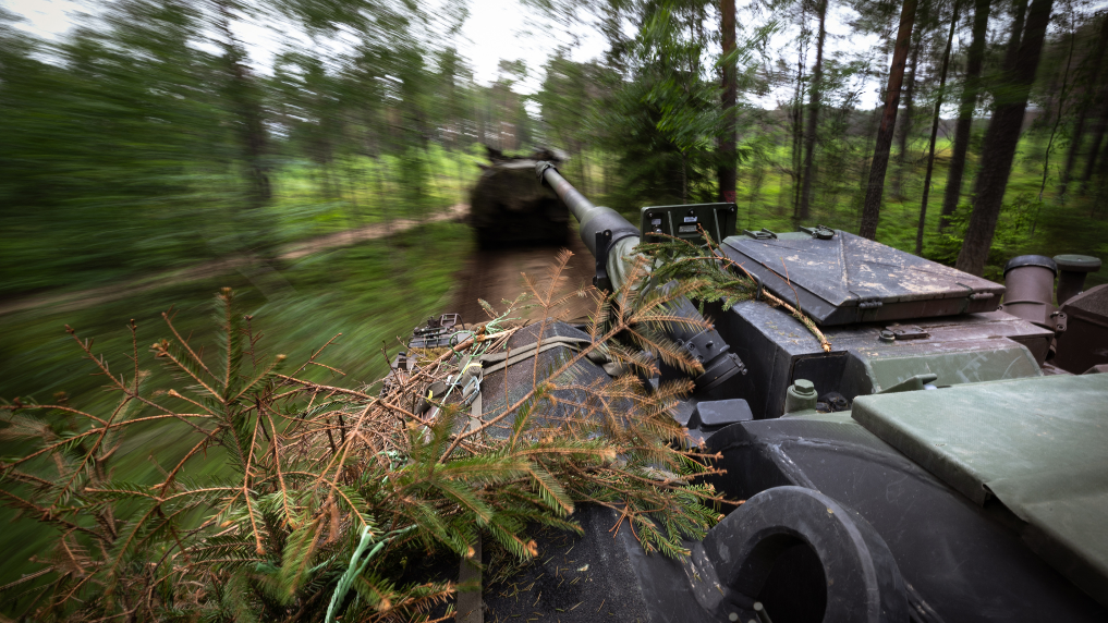 Zwaar geschut op een militair terrein. Het RVB regelt er de milieu-aanvragen