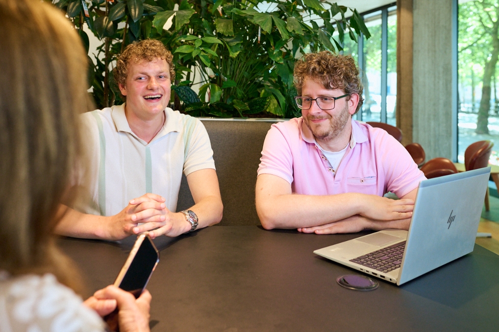 Dennis dataspecialist bij het Rijksvastgoedbedrijf en een teamgenoot aan het werk