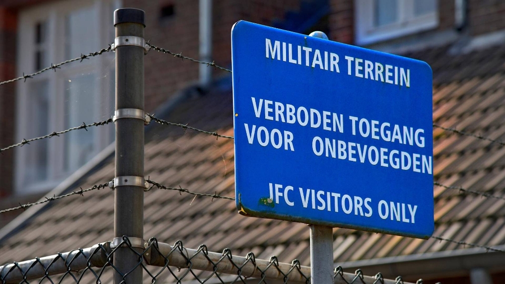 Verbodentoegangbord. Bij defensieterreinen is het opletten of je ergens binnen mag