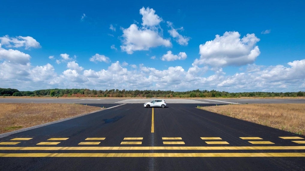 Start- en rolbaan op militair terrein