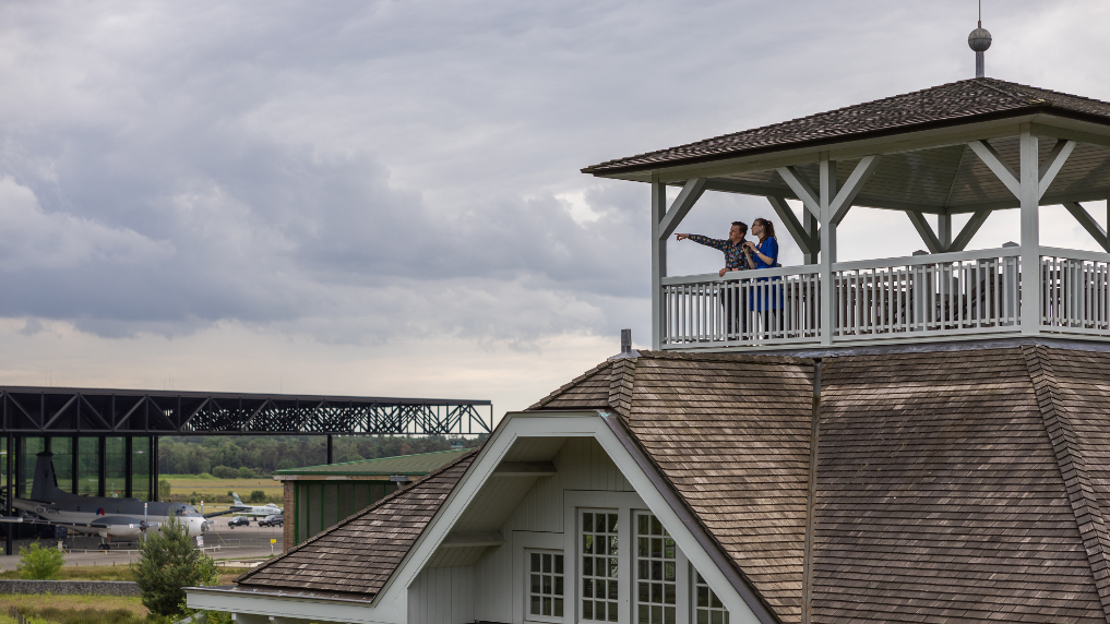 Ronald en Kari van het RVB bekijken de natuurontwikkeling rondom het Nationaal Militair Museum in Soest vanaf Gebouw 45