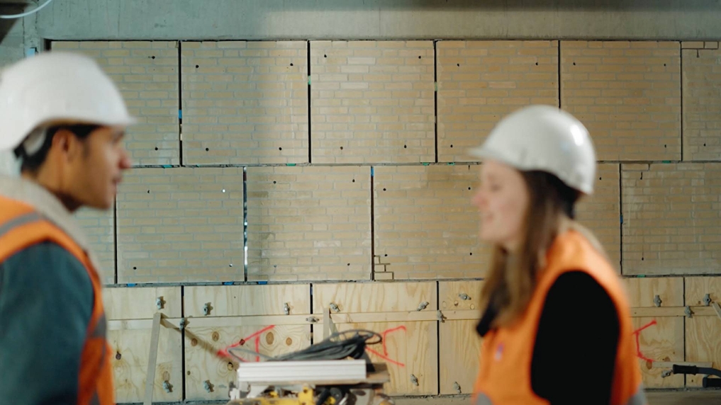 Uitgezaagde muurdelen vormen een nieuwe muur voor de renovatie