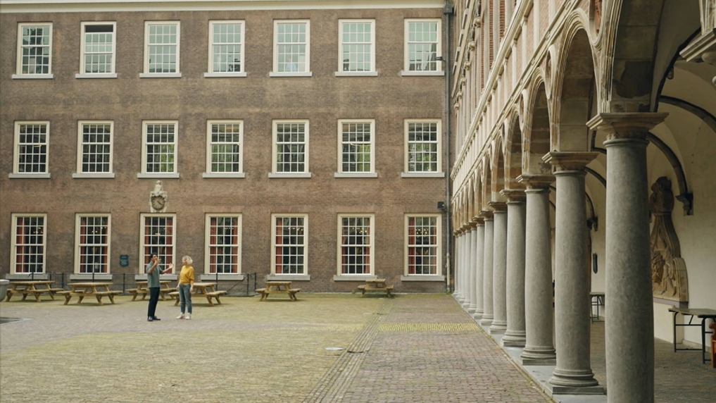 Architect Loes op de indrukwekkende binnenplaats van de gerenoveerde Koninklijke Militaire Academie