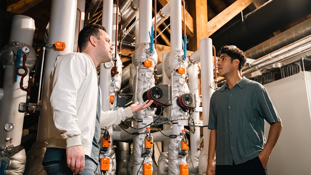 Michiel op de zolder van de KMA. Die dient als technische ruimte voor de nieuwste installaties.