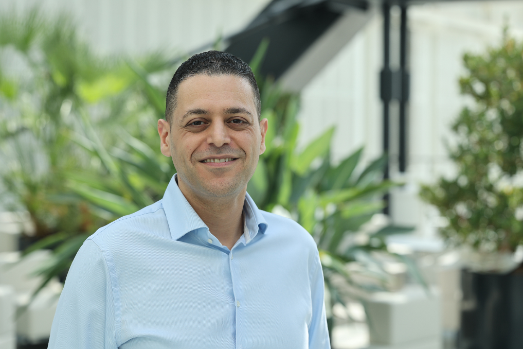 Portret van Mohamed Khelfi, coördinator concernadministratie bij BZ