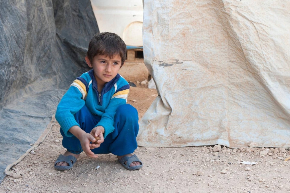 Portret van een jongen in een vluchtlingenkamp. Bij BZ werk je aan wereldwijde mensenrechten