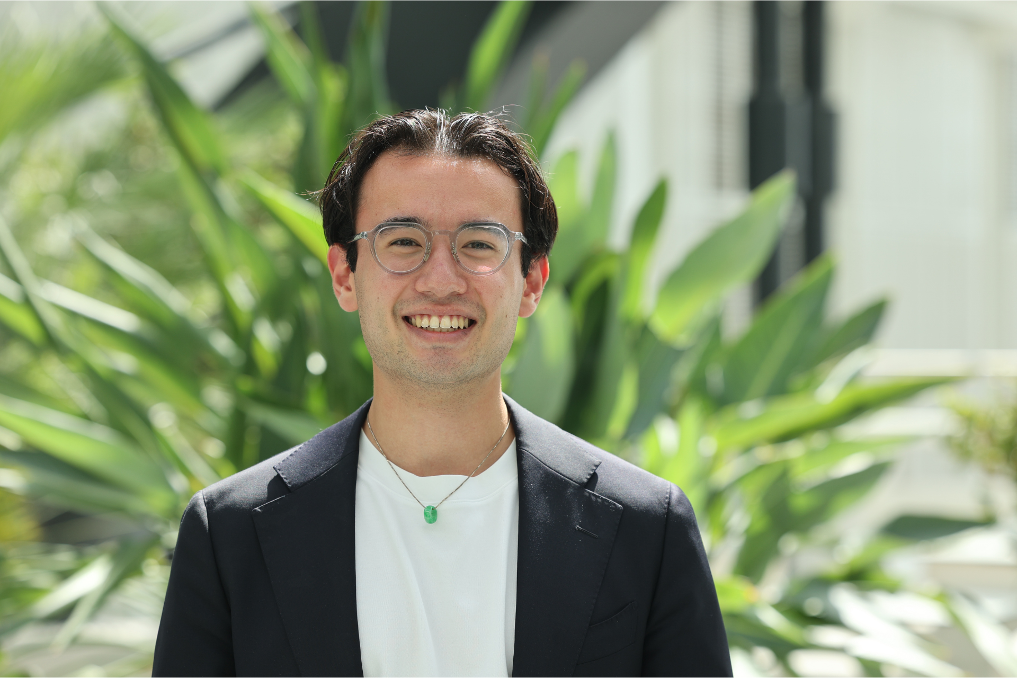 Portret van Christopher de Bruijn. Hij volgt het werk- en leertraject bij Buitenlandse Zaken