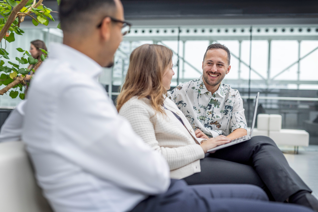 Jaouad, Benthe en Joep pratend op de bank. Zij doen het werk- en leertraject Internationaal Beleidsmedewerker Buitenlandse Zaken