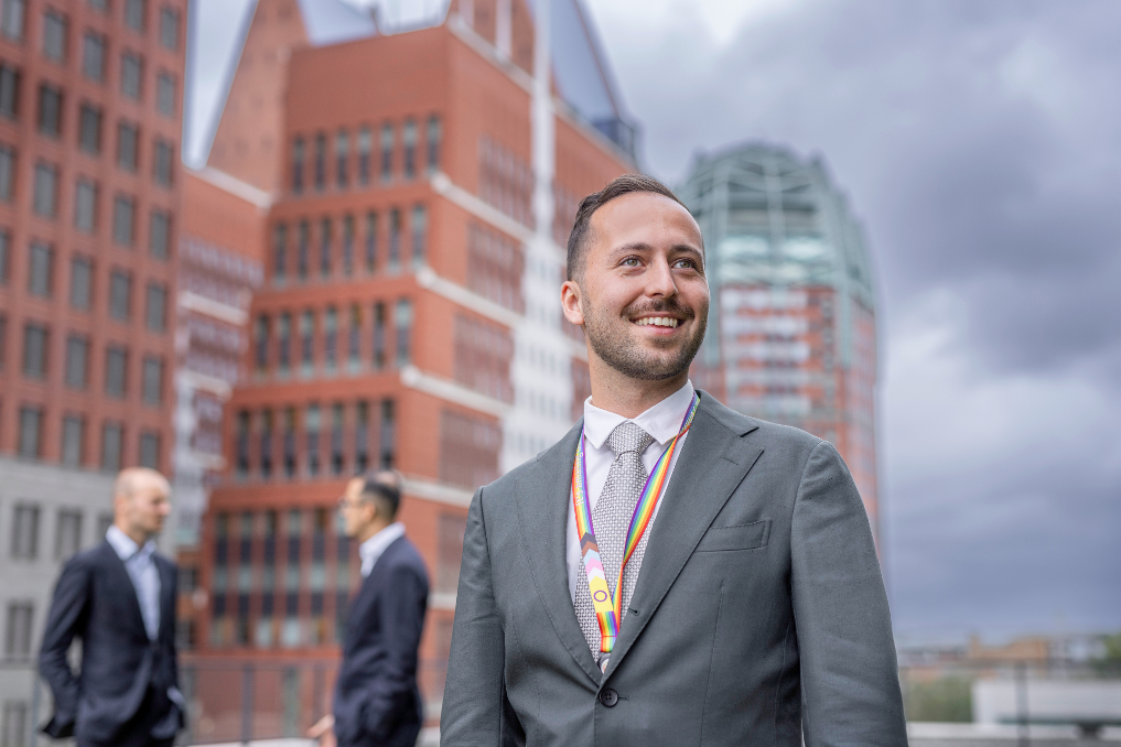 Portret van Joep. Hij doet het werk- en leertraject Internationaal Beleidsmedewerker Buitenlandse Zaken