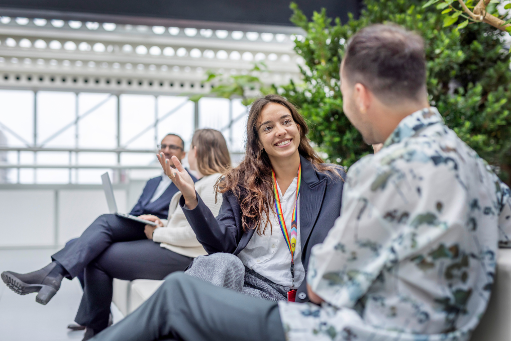 Collega's bij BZ in overleg. Een baan bij Buitenlandse Zaken is een baan met impact