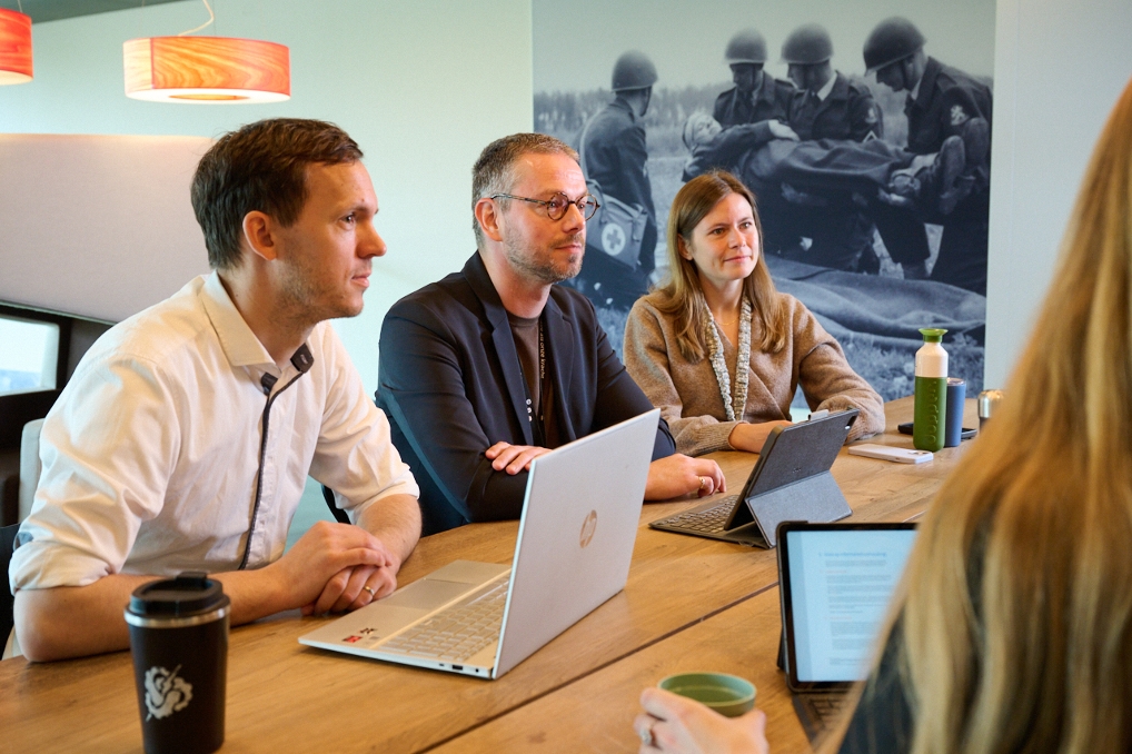 Michael Zant, informatiemanager bij Defensie overleg met collega's