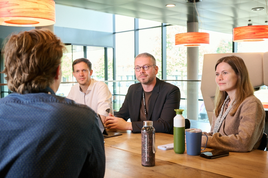 Michael Zant, informatiemanager bij Defensie overleg met collega's