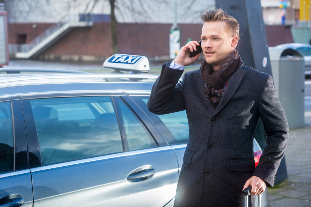 Frank staat buiten en is aan het bellen