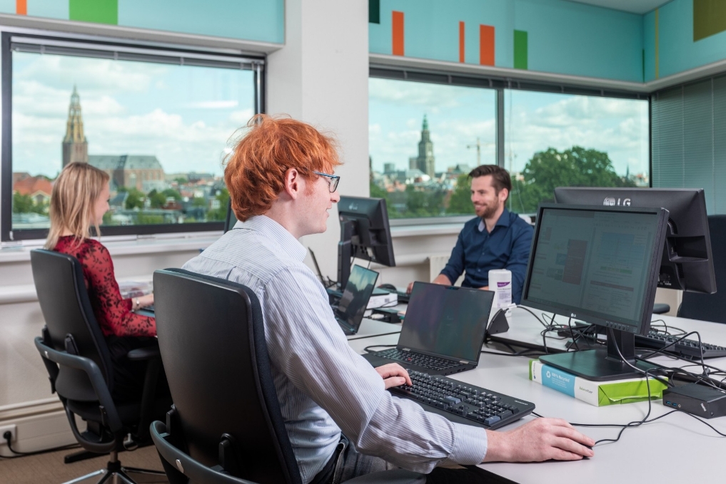 Rowan zit achter zijn pc in kantoor in Groningen van Agentschap Telecom