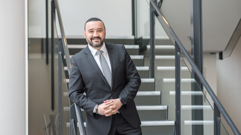 Portret van Anmar Toma. Hij houdt zich bij EZK bezig met cybersecurity binnen de energiesector