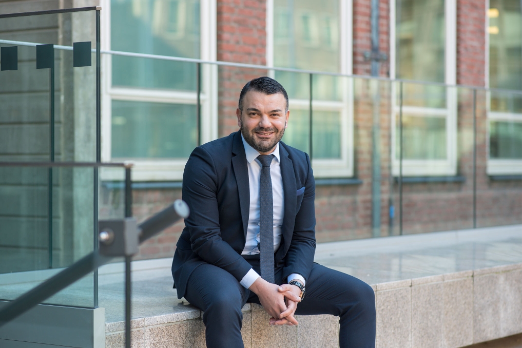 Portret van Ilkay Kizil. Hij is senior beleidsmedewerker bij het ministerie van EZK