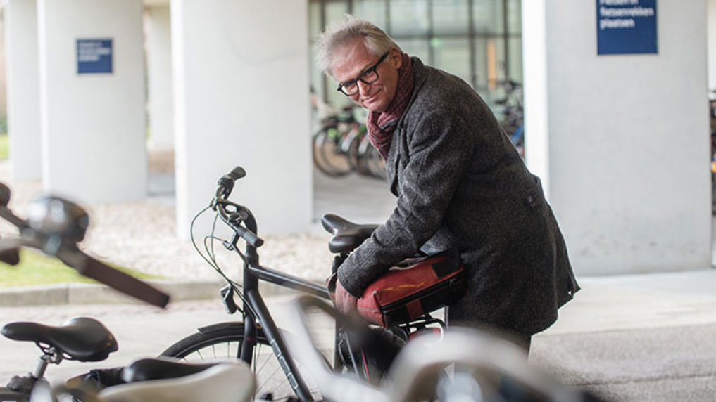 EZK-collega met leenfiets