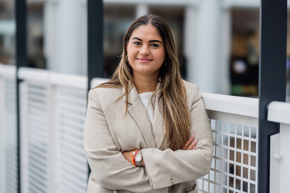 Portret van Coral Verhey. Ze is managementondersteuner bij het ministerie van Infrastructuur en Waterstaat