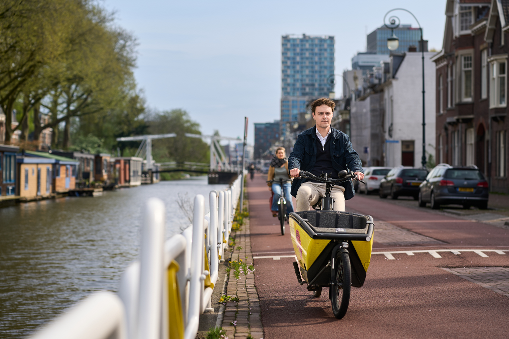 Hybride werken bij het ministerie van Infrastructuur en Waterstaat. Een collega haalt de kinderen van school onder werktijd