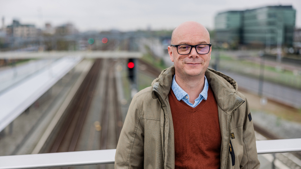Bas is inspecteur auditor rail bij de ILT. Portret op het station