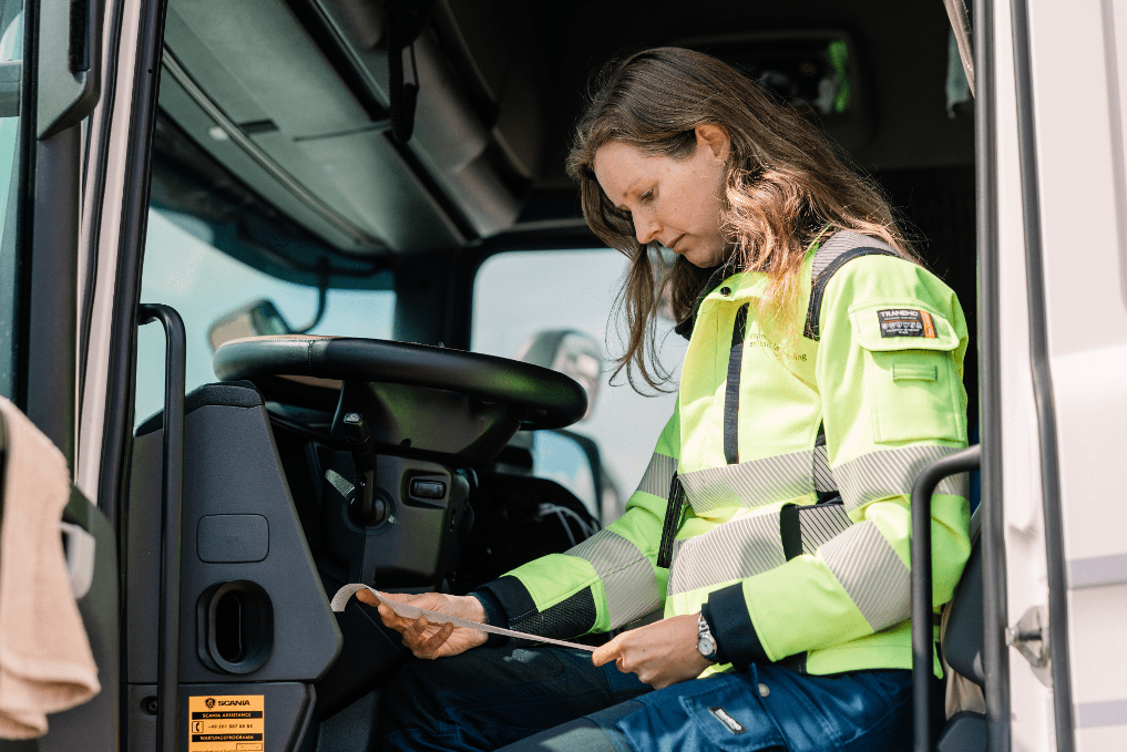 inspecteur vrachtwagenheffing van de ILT in cabine van vrachtwagen