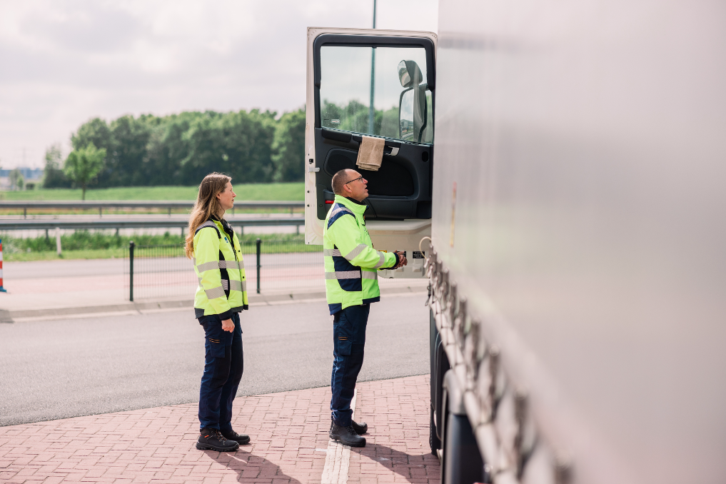 2 inspecteurs controleren een vrachtwagen. Ze zijn inspecteur vrachtwagenheffing bij de ILT