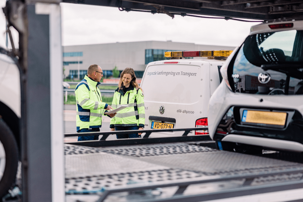 2 inspecteurs vracthwagenheffing bij de ILT controleren een vrachtwagen