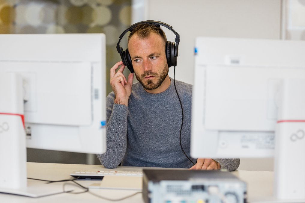 Ron inspecteert een vrachtwagen van binnen. Hij is inspecteur vrachtwagenheffing bij de ILT