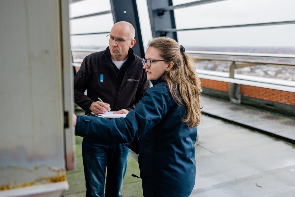 Paulien Zwerver en Louis Beijert van de Inspectie Leefomgeving en Transport aan het werk