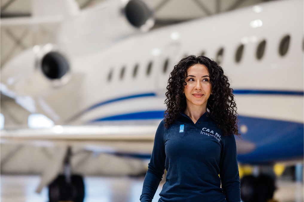 Shilan Damman bij een vliegtuig. Shilan is senior inspecteur luchtvaart bij de ILT