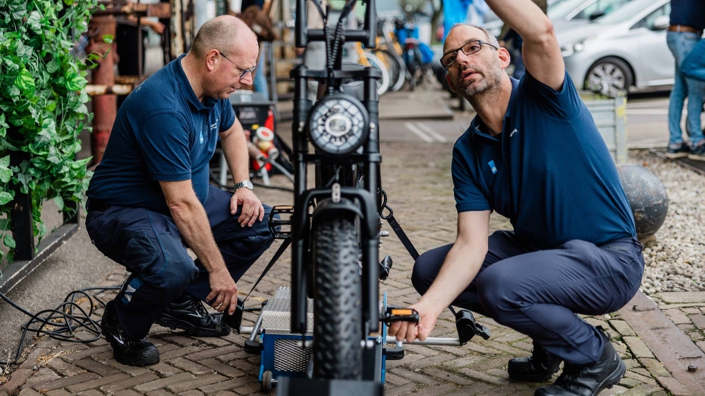 TMO-inspecteurs controleren een fatbike