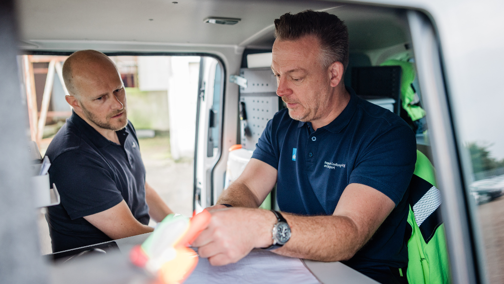 2 collega-inspecteurs in gesprek. Zij werken bij TMO, onderdeel van de ILT
