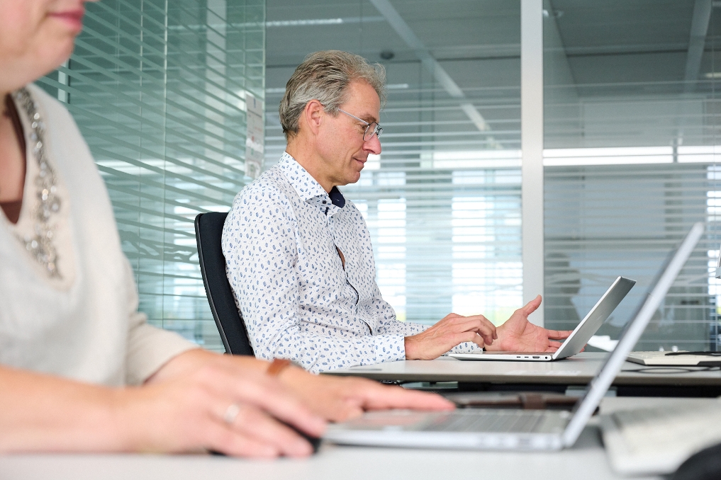 Sjoerd Backx, afdelingshoofd Toezicht Publieke instellingen bij de Inspectie Leefomgeving en Transport aan het werk