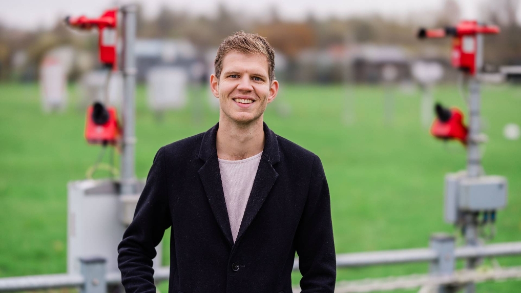 Portret van Thom aan 't Goor. Hij is projectcontroller bij het KNMI