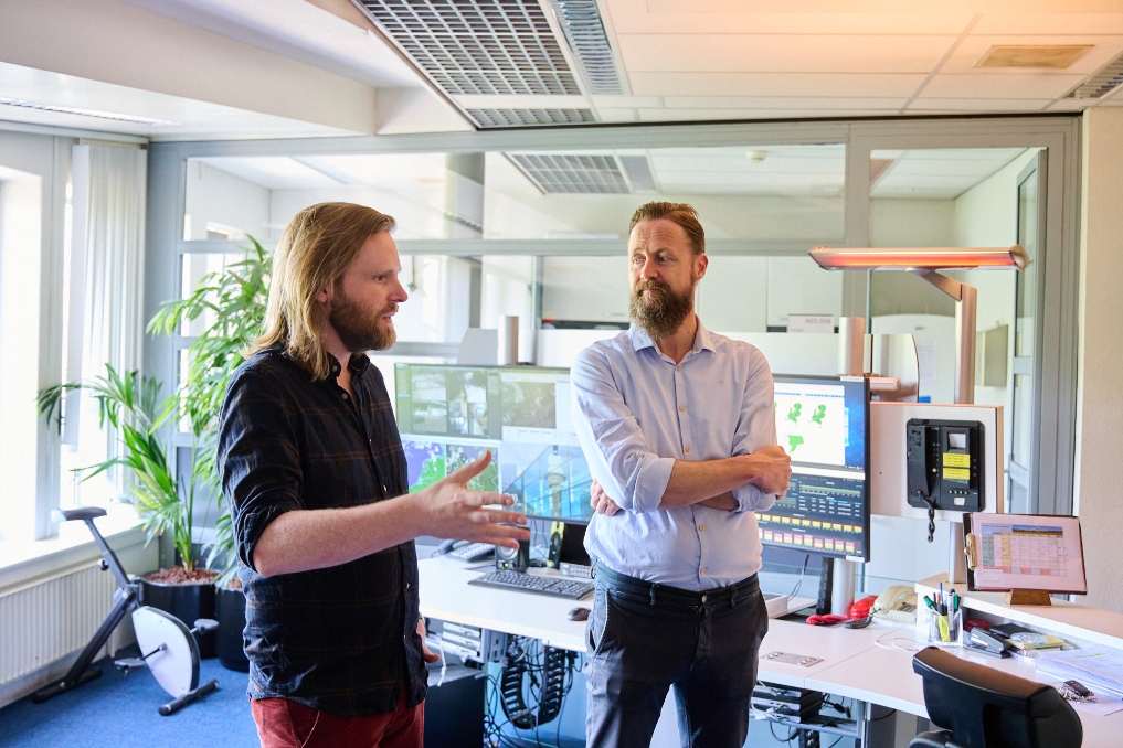 Rene Joosten archeoloog KNMI en Jim Stolze presentator in gesprek