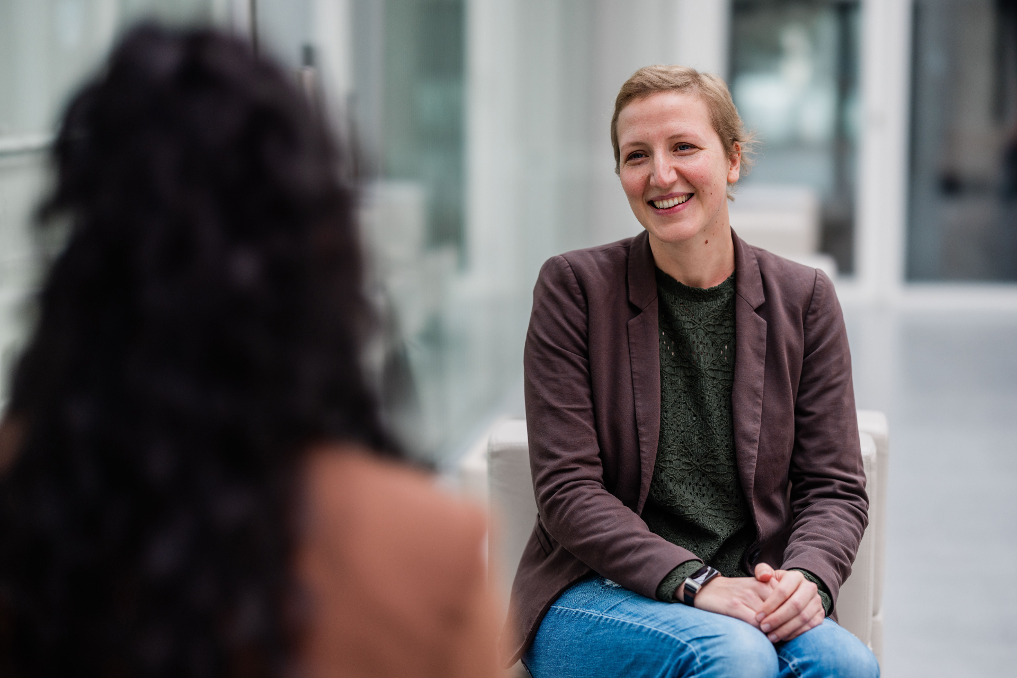 Portret van Tahnee, inkoopadviseur milieu en internationaal bij het ministerie van IenW