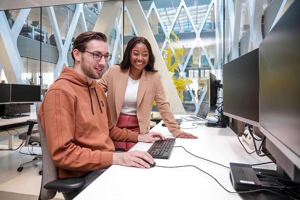 Melissa Dziwornu en Eric Schuitmaker zijn allebei developer bij het CJIB