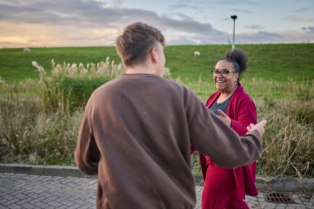 Twee personen in beeld met elkaar in gesprek