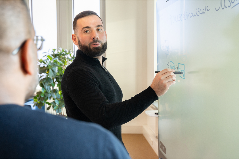Semih aan het werk. Hij is procesanalist bij Justis