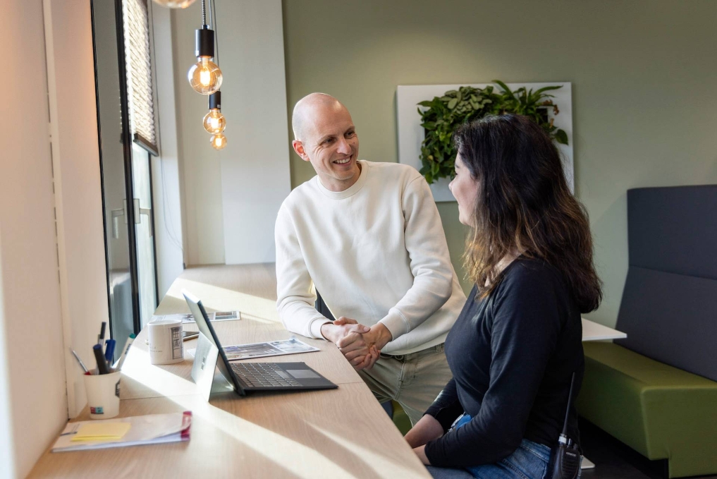 Maarten Koller en Sharona Jasper werken als DevOps engineer bij Justid