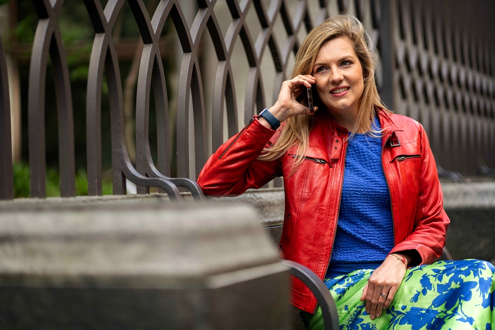 Een professional belt op een bankje