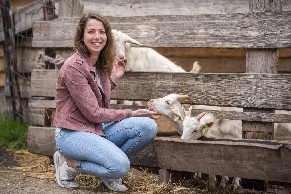 Dierenarts Chrissy bij een geitenhouderij