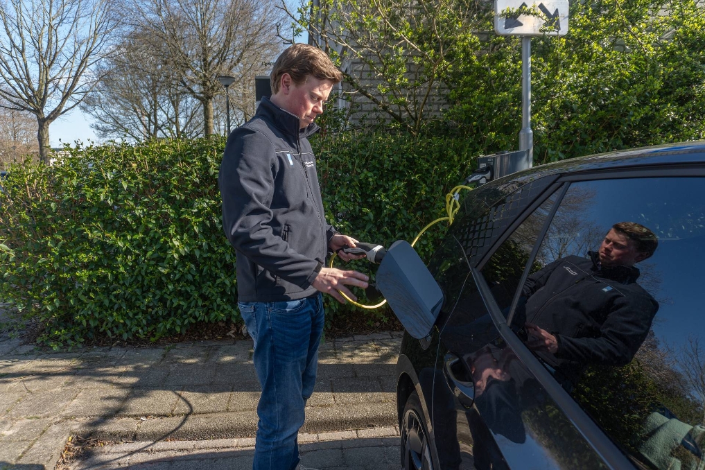 NVWA-dierenarts Dennis start zijn werkdag bij zijn auto