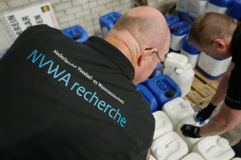 Actiedag bij de NVWA-IOD: een rechercheur bij een voorraad bestrijdingsmiddelen