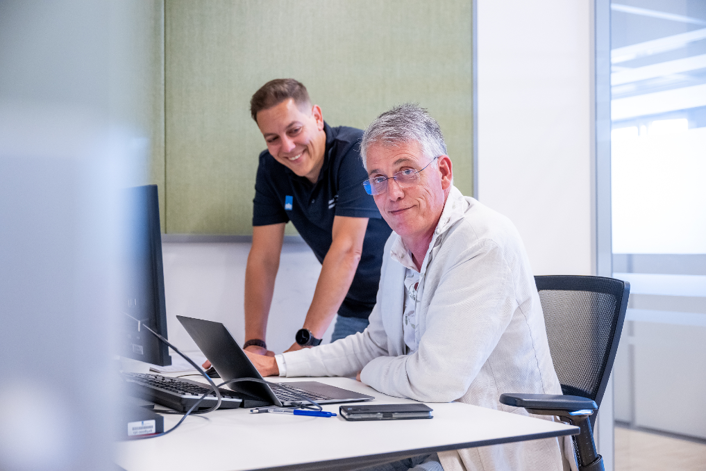 Koen van Dinther aan het werk. Hij is senior inspecteur team vis monitoring en verificatie